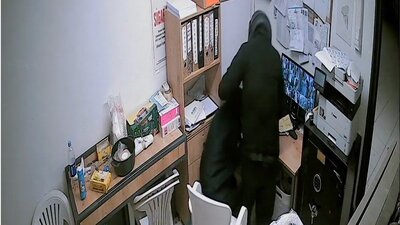 Kasiyerleri kelepçeleyip paraları çaldı!