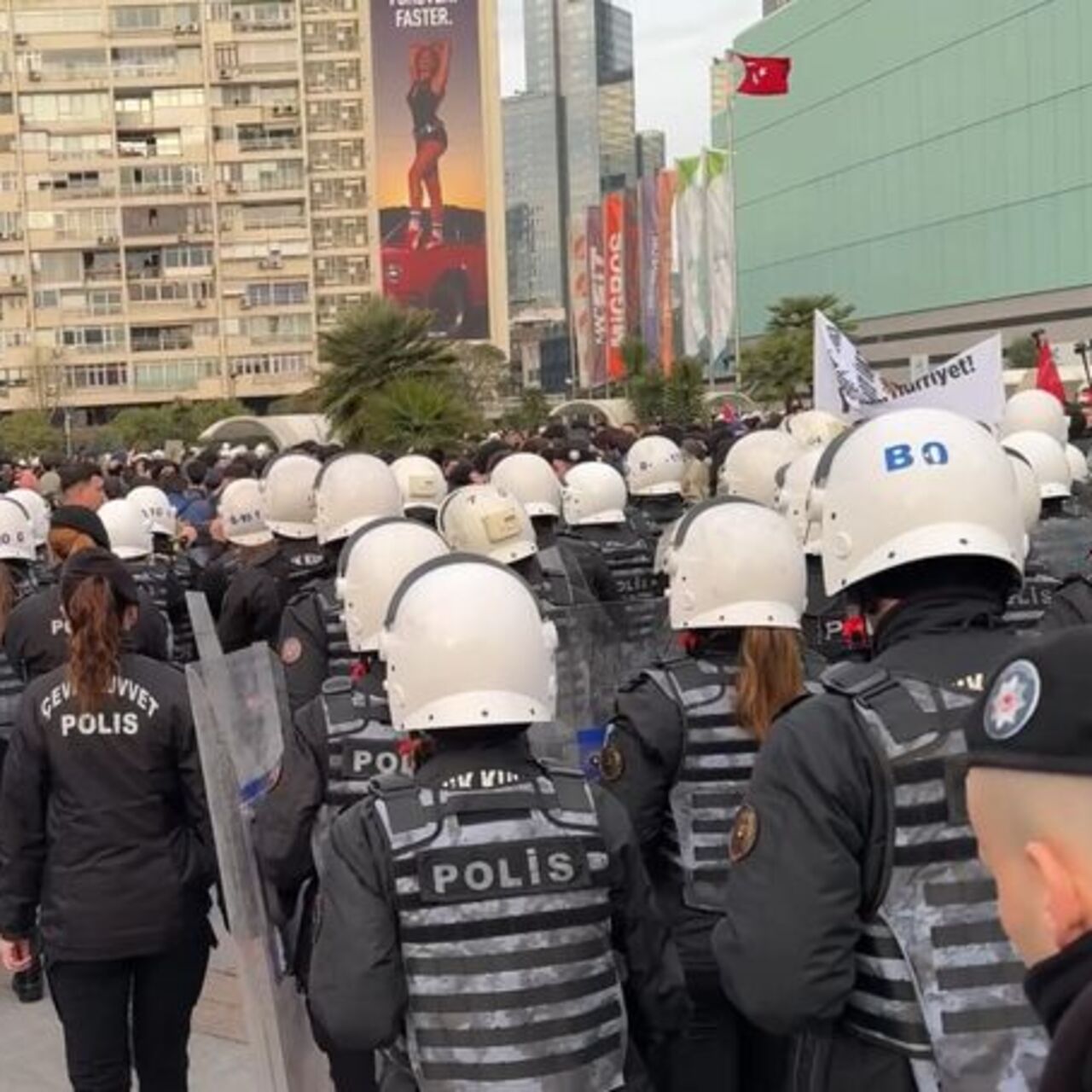 Şişli'de izinsiz yürüyüş engellendi