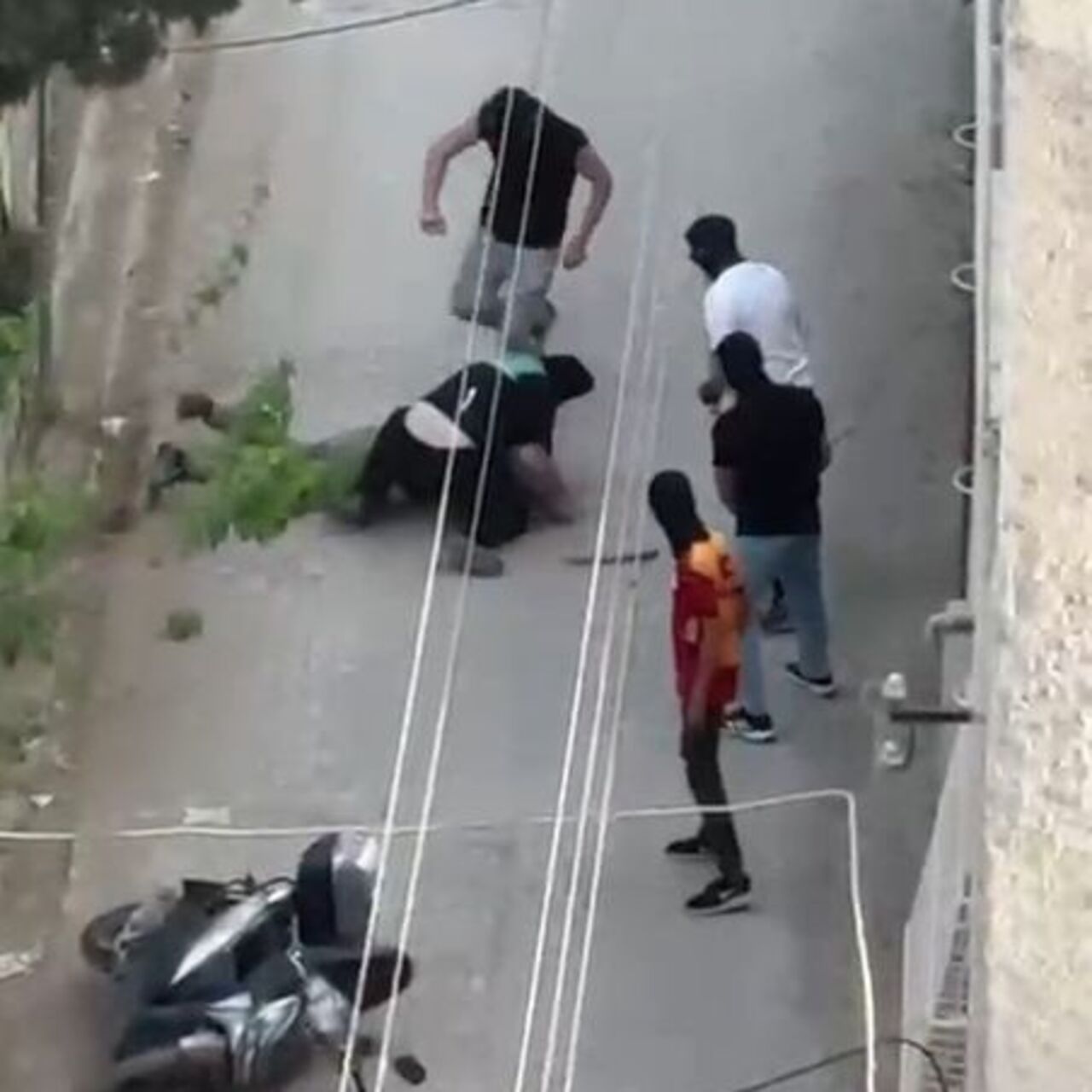 5 kişi, 1 kişiyi öldüresiye dövdü