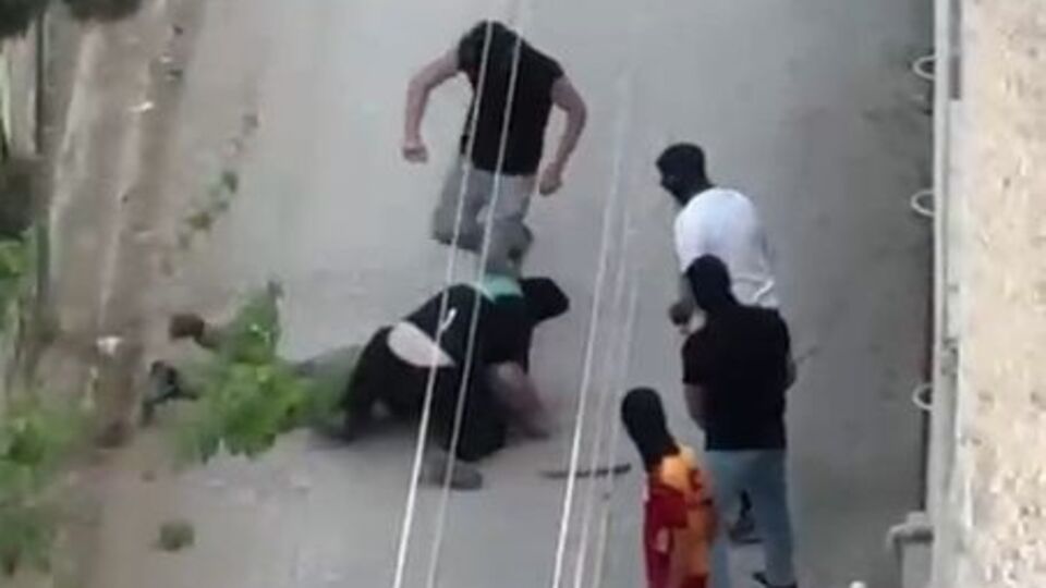 5 kişi, 1 kişiyi öldüresiye dövdü