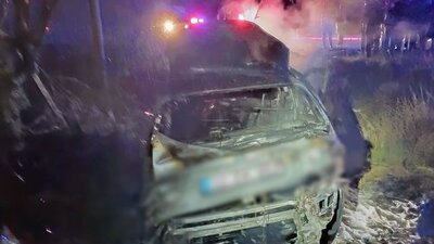 Devrilen otomobil alev aldı: 1 ölü, 1 ağır yaralı