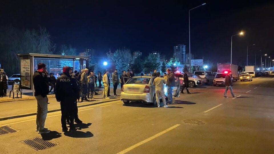 Otomobilinde silahlı saldırıya uğradı