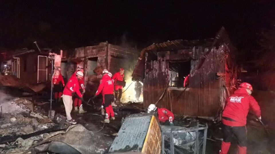 Bursa'da yangın: 18 ahşap baraka küle döndü