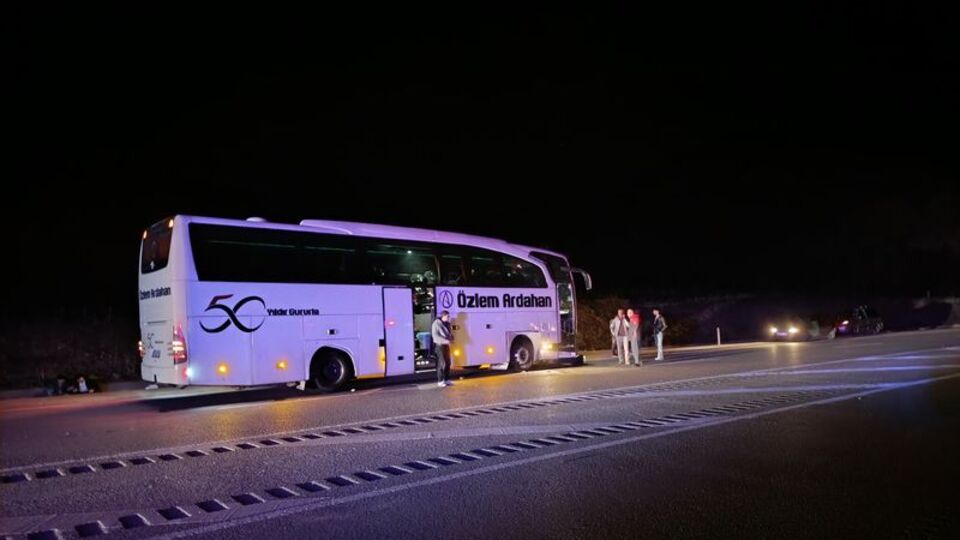 Yolcu otobüsü ile otomobil çarpıştı: 10 yaralı