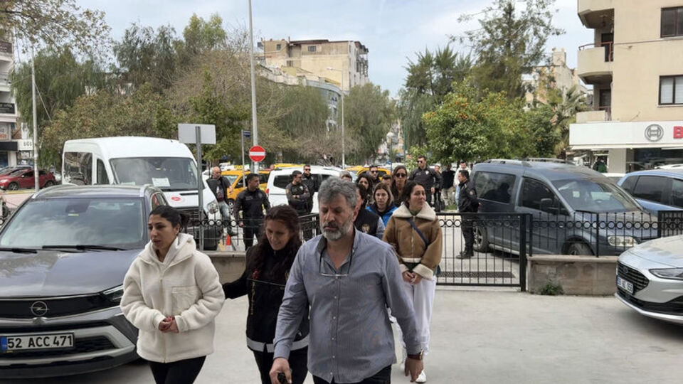 Tapu müdürüne 'bel altı' şantaj! 3 kadın şüpheli tutuklandı!