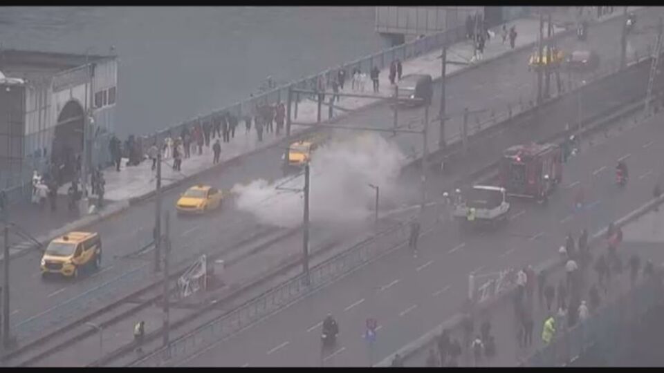 Galata Köprüsü'nde elektrik kutularında yangın