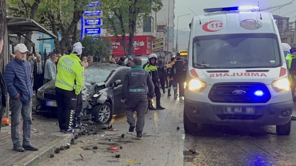 Durakta bekleyenlere çarptı: 6 yaralı