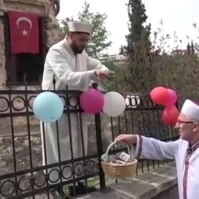 Minareden çocuklara "şeker sallandırma" geleneği