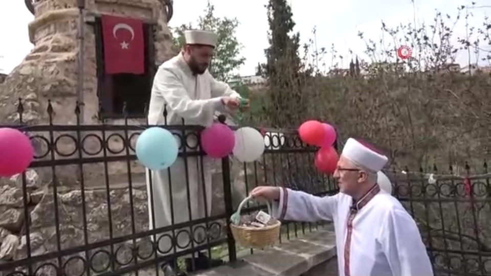 Minareden çocuklara "şeker sallandırma" geleneği