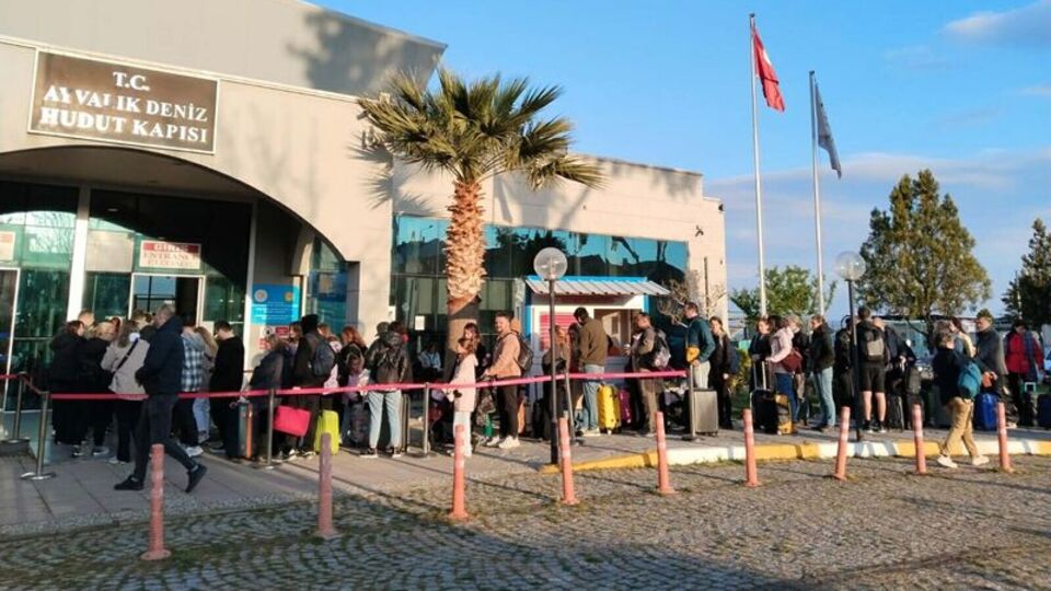 Ayvalık'ta "Midilli" kuyruğu