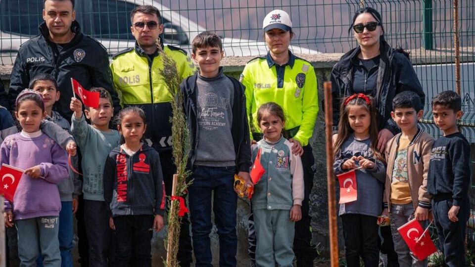 Kato Dağı eteklerine fidan diktiler