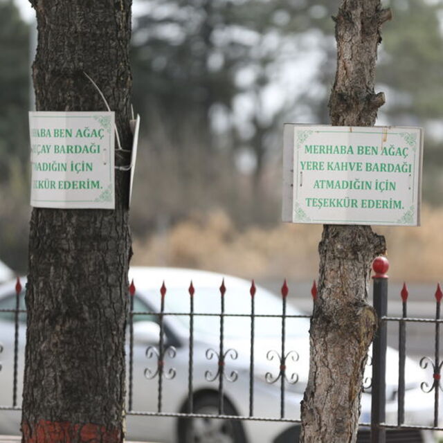 İmamdan çevre farkındalığı: Levhalarla uyarıyor