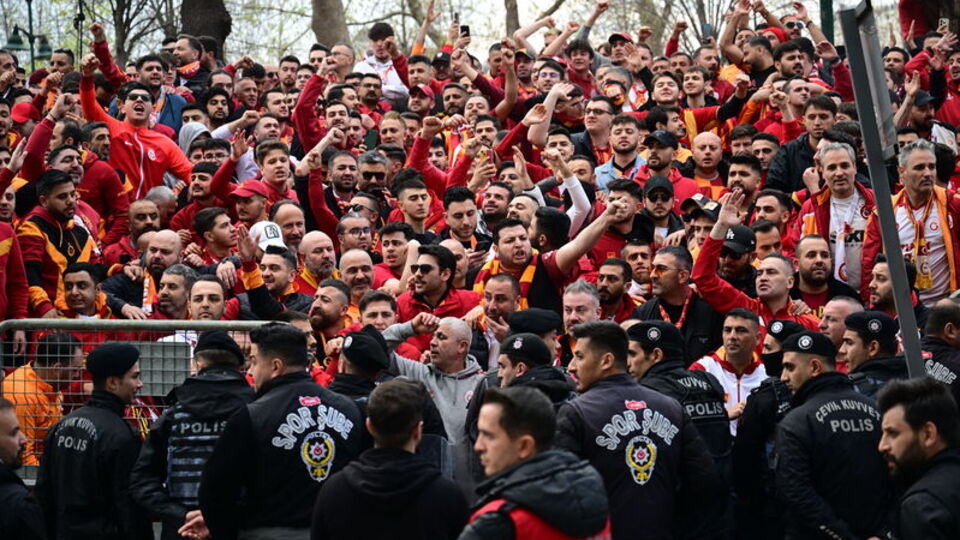 Galatasaray taraftarı, Dolmabahçe'de!