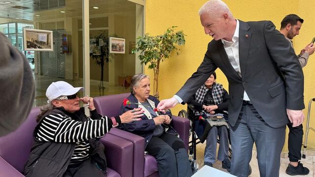 İstanbul Valisi Gül'den huzurevi ziyareti