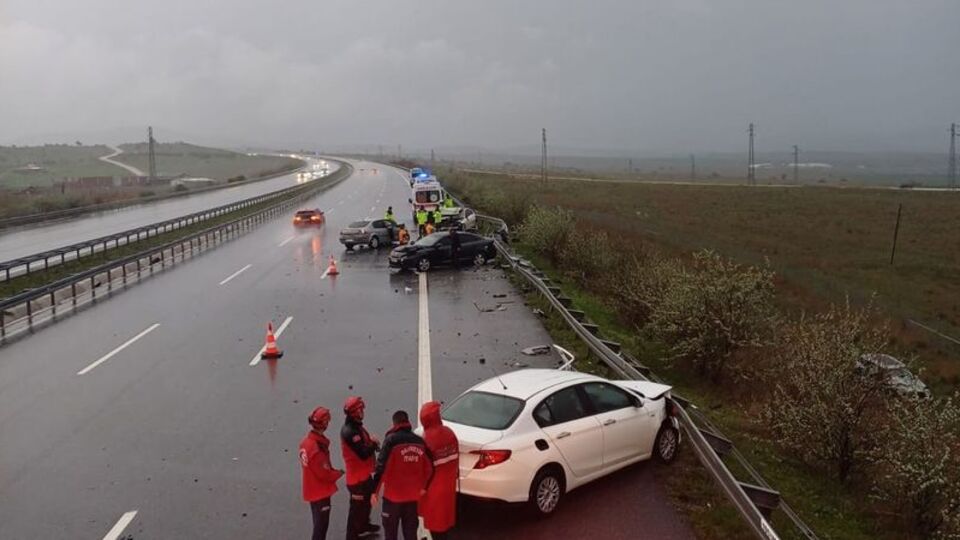 İstanbul-İzmir Otoyolu'nda zincirleme kaza: 2 ölü, 4 yaralı