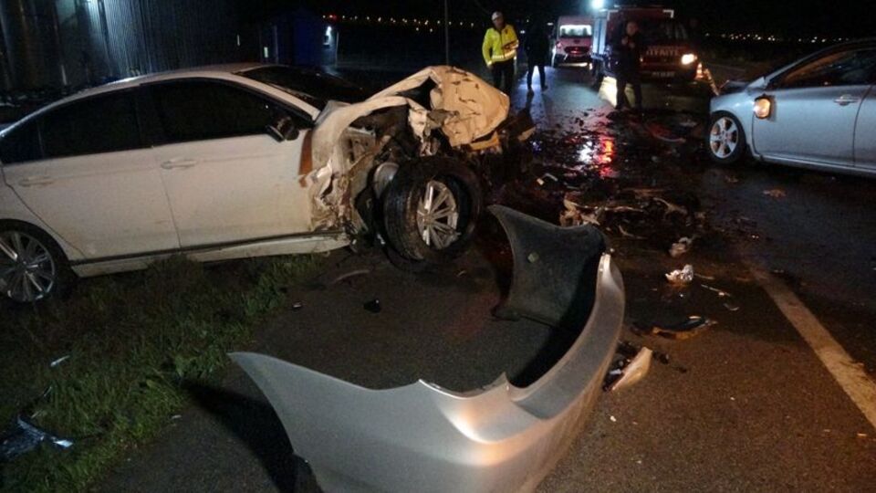 İki otomobil kafa kafaya çarpıştı: 3 ölü, 1 yaralı