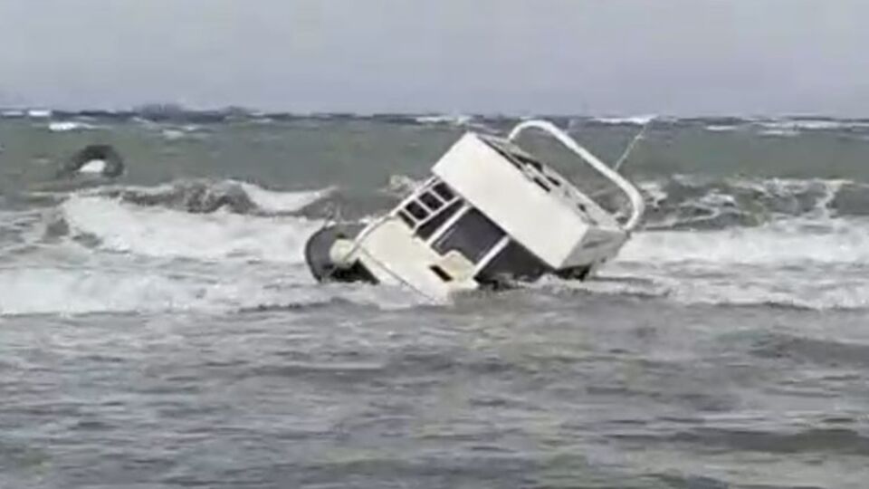 Şiddetli lodos tekneyi batırdı