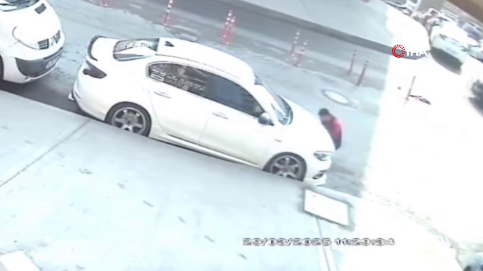 Çarptığı aracı kendi tamir etti