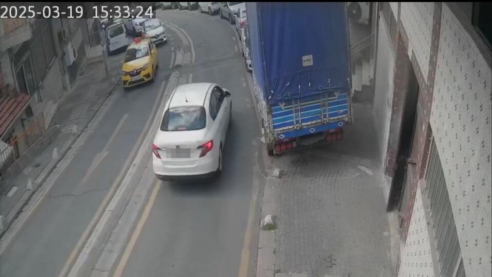 Kaldırımda yürüyen kadının bacağı koptu, acı haber geldi!