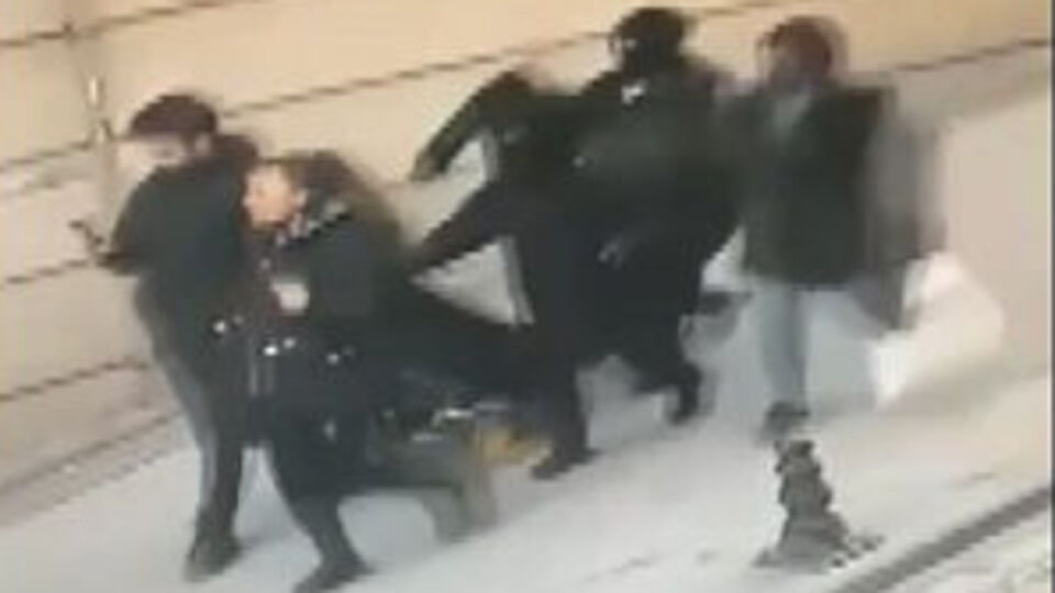 Kilolarca altın, dolar ve euro! Kuyumcu kuryesini iki kadın soydu!