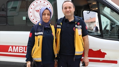 Sağlık çalışanı karı koca aynı ambulansta hayat kurtarıyor