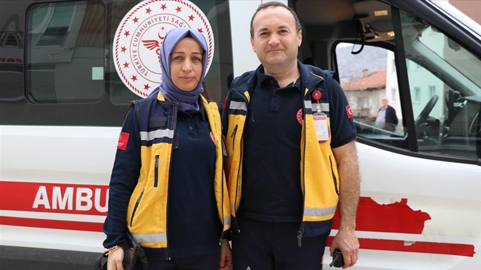 Sağlık çalışanı karı koca aynı ambulansta hayat kurtarıyor