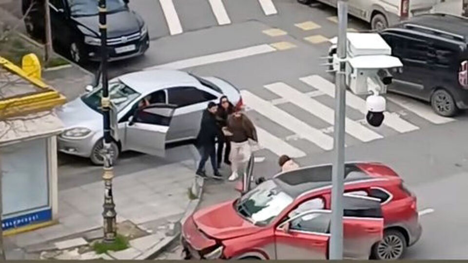 Araca tekme attı hızını yine alamadı!