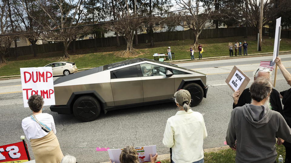 ABD Adalet Bakanı'ndan Tesla saldırılarına sert yanıt