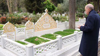 Erdoğan, anne ve babasının kabirlerini ziyaret etti