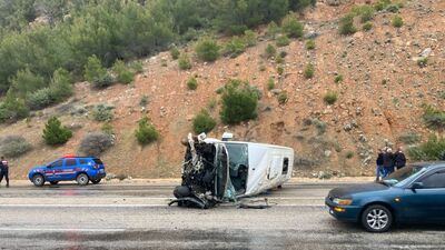 İşçi servisi devrildi: 8 yaralı