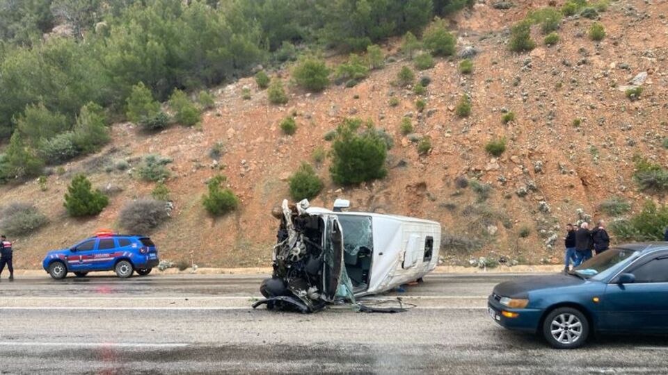 İşçi servisi devrildi: 8 yaralı