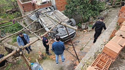 Park etmek istediği otomobille bahçeye düştü