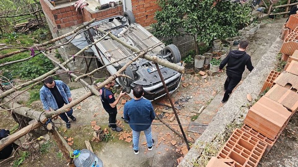 Park etmek istediği otomobille bahçeye düştü