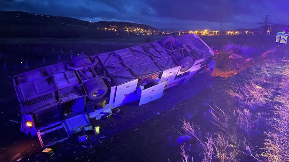 Sivas'ta yolcu otobüsü devrildi: 2 ölü, 18 yaralı