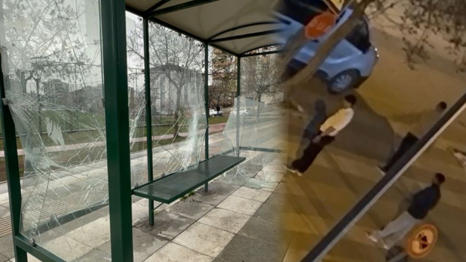 Elazığ'da durağın camlarını kırdılar