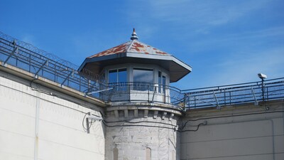 Cezaevi çalışanları kovuldu, bazı mahkumlar tahliye edilecek