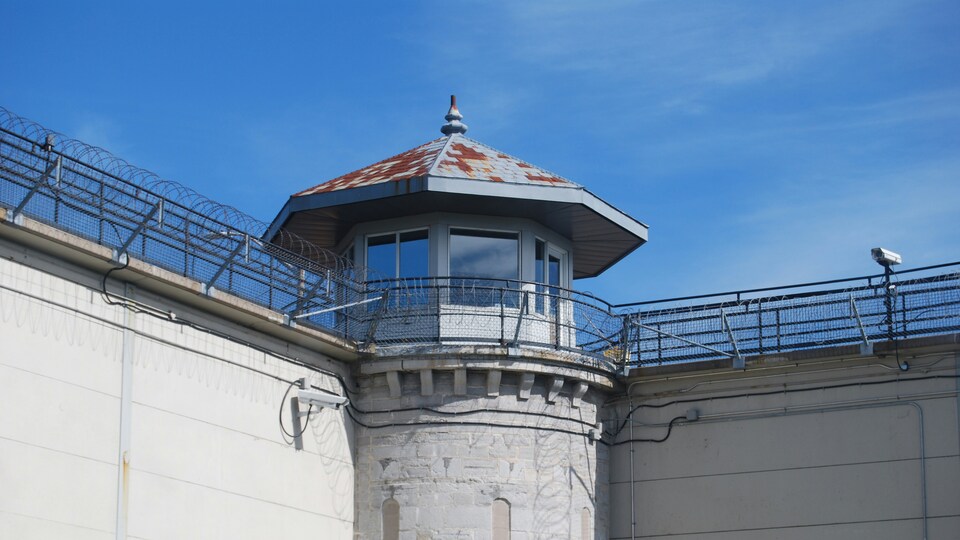 Cezaevi çalışanları kovuldu, bazı mahkumlar tahliye edilecek