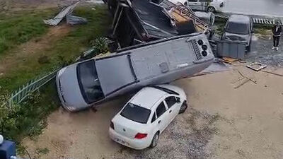 Hortumun havalandırdığı minibüs otomobilin üzerine düştü!