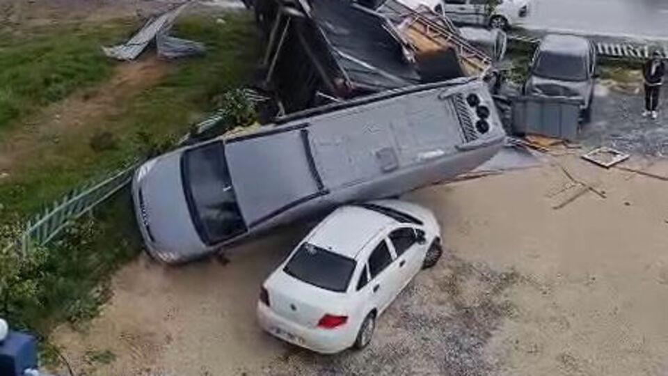 Hortumun havalandırdığı minibüs otomobilin üzerine düştü!