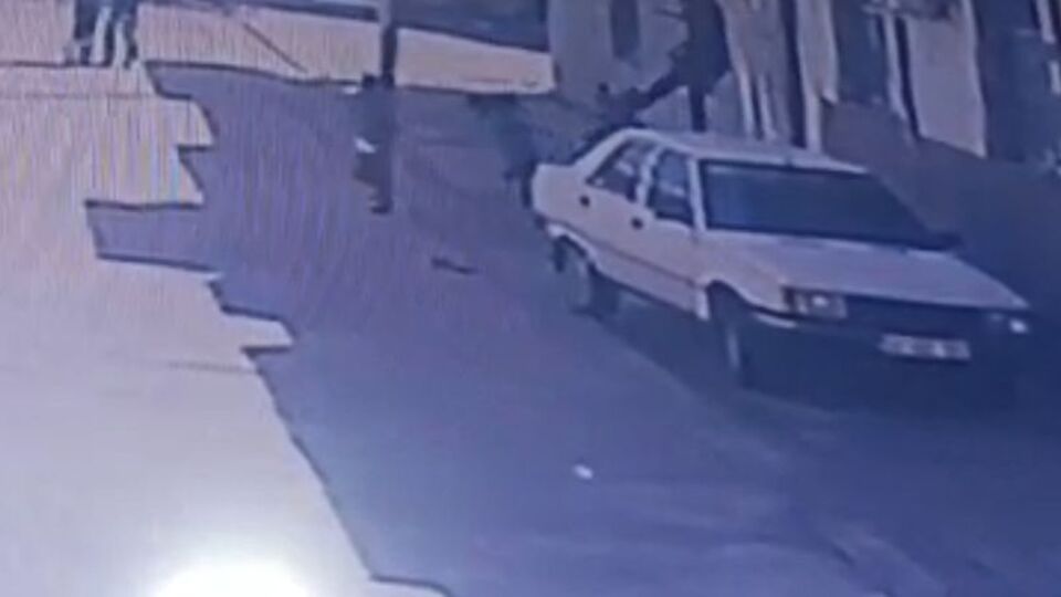 3 yaşındaki çocuğu tekmeledi