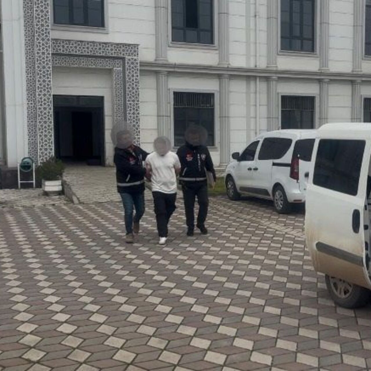 Tartıştığı genci evinin önünde bıçakladı
