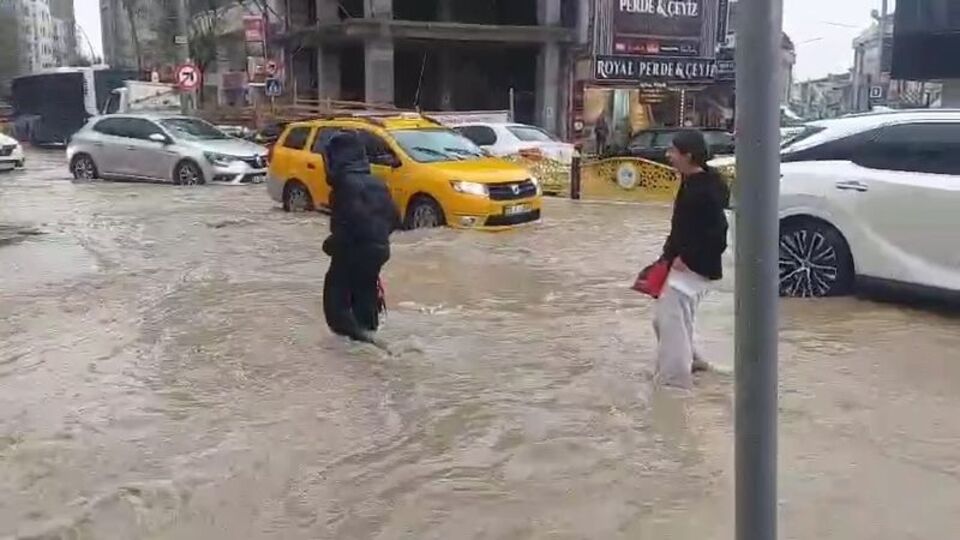 Elazığ'da caddeler göle döndü