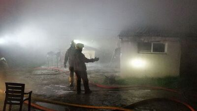 Hurda deposundaki yangın 2 gecekonduya sıçradı