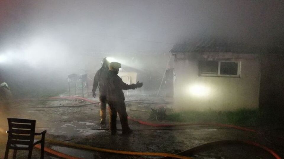 Hurda deposundaki yangın 2 gecekonduya sıçradı