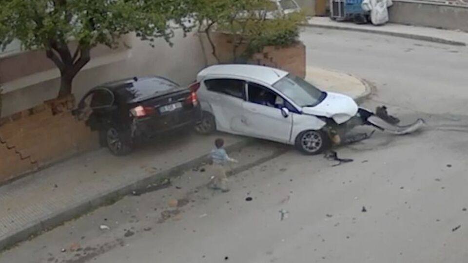 Çocuk camdan fırladı! Can havliyle annesine koştu!