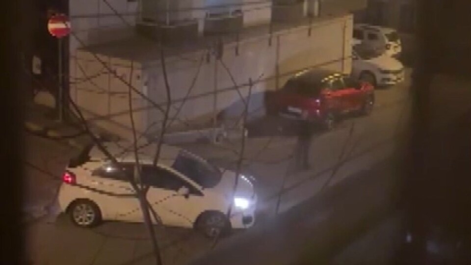 Boşanma aşamasındaki karısını silahla tehdit etti!