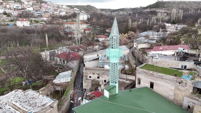 Gesi'nin cam, demir, tuğla minareleri