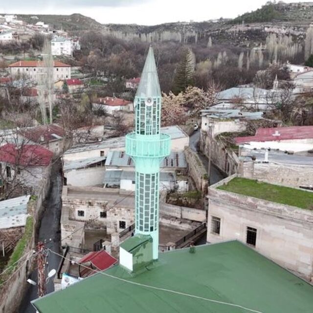 Gesi'nin cam, demir, tuğla minareleri