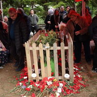 Sevenleri, mezarına akın etti