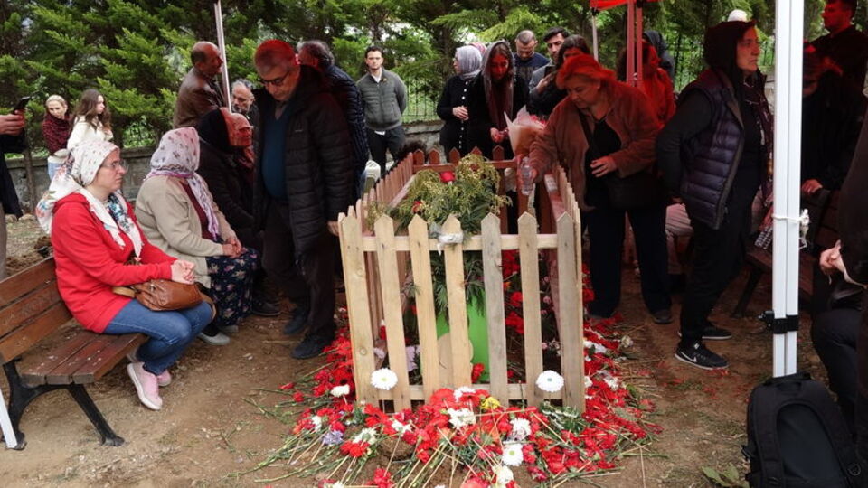 Sevenleri, mezarına akın etti